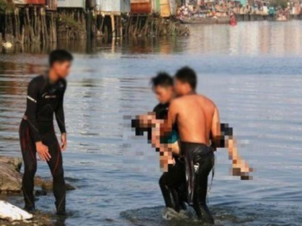 Chồng phát hiện vợ chết lõa thể dưới ao cá với nhiều vết bầm tím