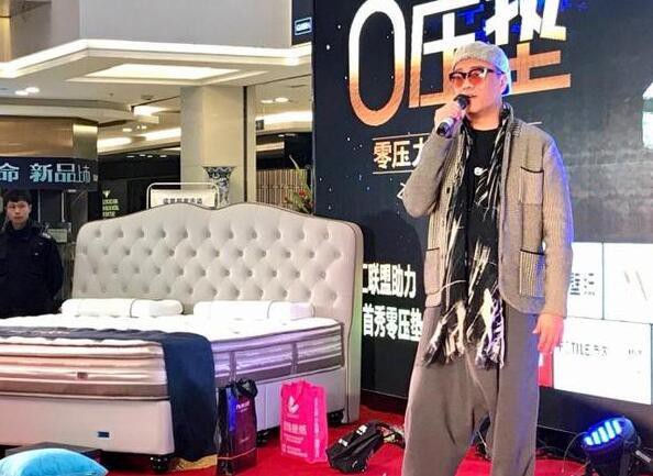 Tài tử Hong Kong Âu Dương Chấn Hoa hết thời, phải đi hát ở tỉnh lẻ bán đồ gia dụng