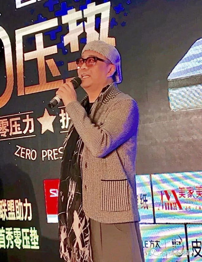 Tài tử Hong Kong Âu Dương Chấn Hoa hết thời, phải đi hát ở tỉnh lẻ bán đồ gia dụng