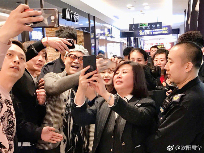 Tài tử Hong Kong Âu Dương Chấn Hoa hết thời, phải đi hát ở tỉnh lẻ bán đồ gia dụng