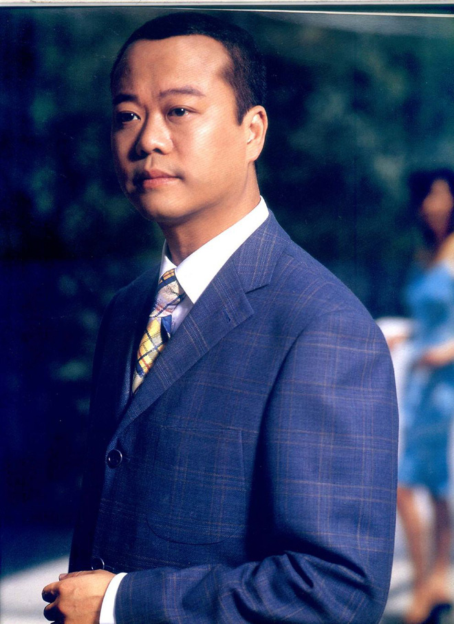 Tài tử Hong Kong Âu Dương Chấn Hoa hết thời, phải đi hát ở tỉnh lẻ bán đồ gia dụng