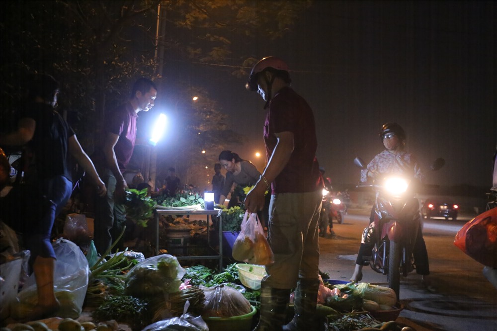 Cháy chợ Quang: Phía trong tan hoang, người dân đổ ra đường họp chợ Cháy chợ Quang: Phía trong tan hoang, người dân đổ ra đường họp chợ