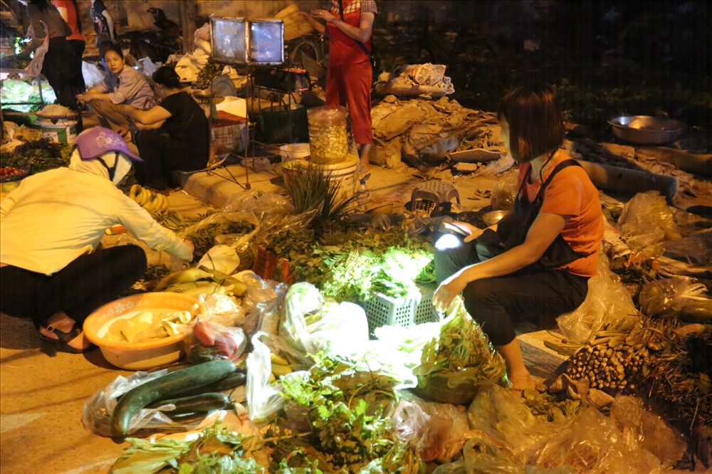 Cháy chợ Quang: Phía trong tan hoang, người dân đổ ra đường họp chợ Cháy chợ Quang: Phía trong tan hoang, người dân đổ ra đường họp chợ