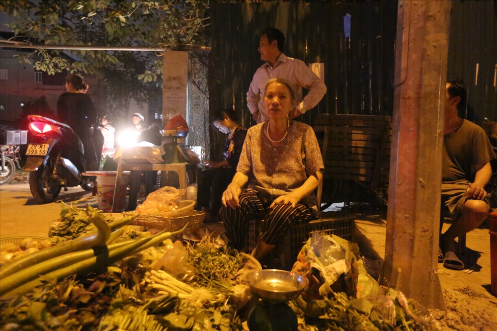 Cháy chợ Quang: Phía trong tan hoang, người dân đổ ra đường họp chợ