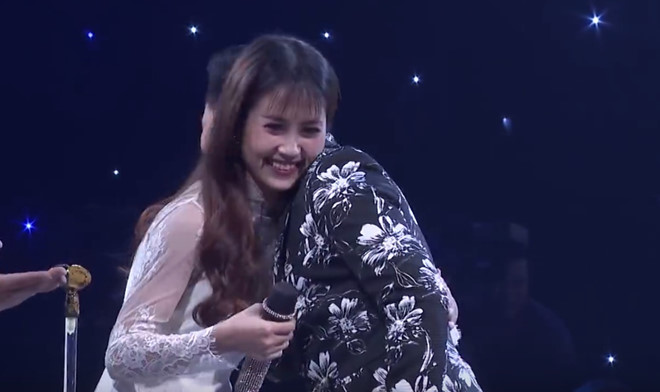 Hoài Lâm tuyên bố đã có vợ, từ chối ôm người chơi trên truyền hình