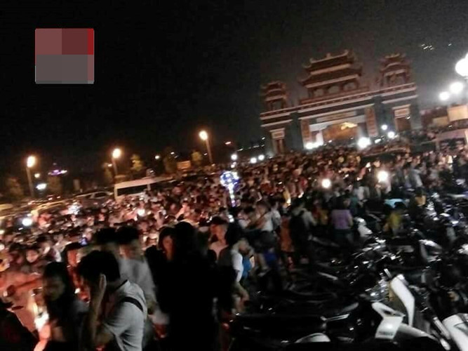Dân mạng hốt hoảng với hình ảnh lễ hội Hoa đăng Tây Thiên thất thủ