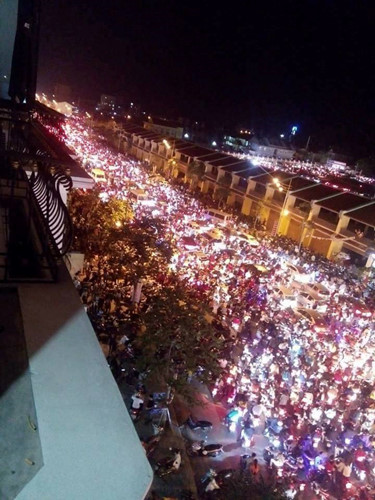 Dân mạng hốt hoảng với hình ảnh lễ hội Hoa đăng Tây Thiên thất thủ