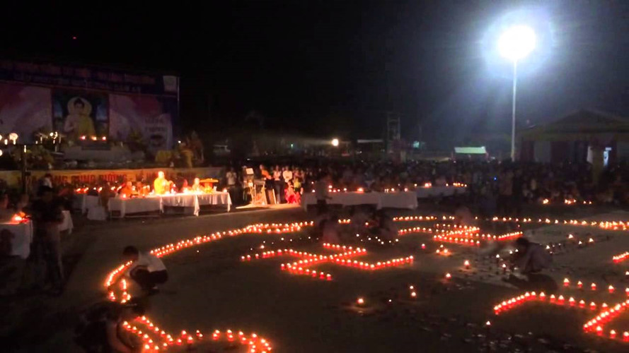 Dân mạng hốt hoảng với hình ảnh lễ hội Hoa đăng Tây Thiên thất thủ