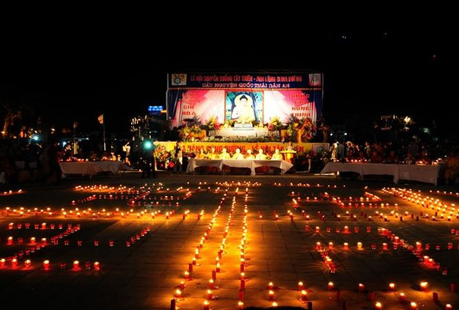 Dân mạng hốt hoảng với hình ảnh lễ hội Hoa đăng Tây Thiên thất thủ