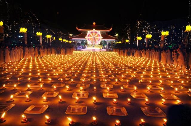 Dân mạng hốt hoảng với hình ảnh lễ hội Hoa đăng Tây Thiên thất thủ