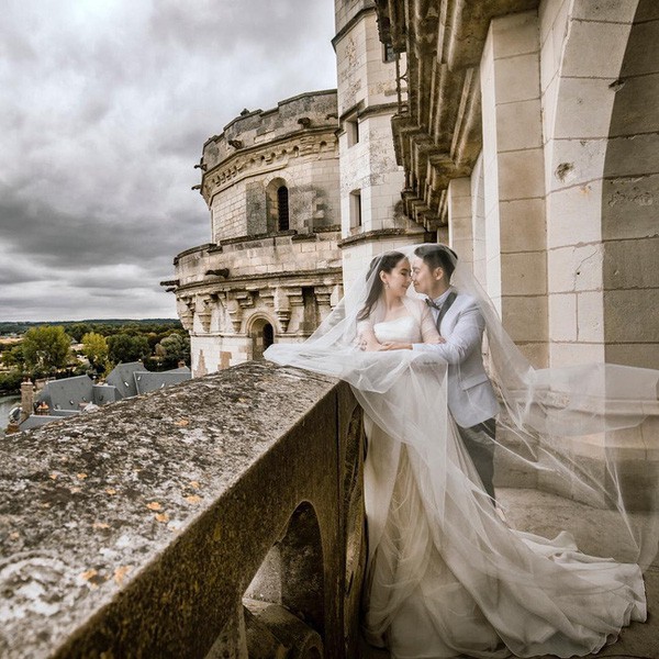 Trong lúc người ta nghi ngờ vào tình cảm showbiz thì những hot girl này cứ bền bỉ chứng minh: Yêu là cưới!