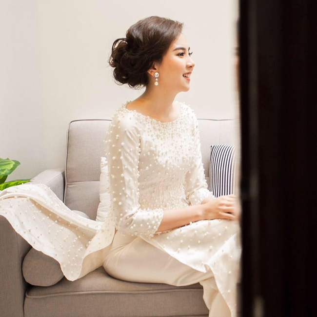 Trong lúc người ta nghi ngờ vào tình cảm showbiz thì những hot girl này cứ bền bỉ chứng minh: Yêu là cưới!