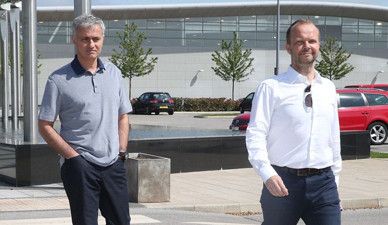 MU được bơm 200 triệu bảng, Martial thành vật tế thần