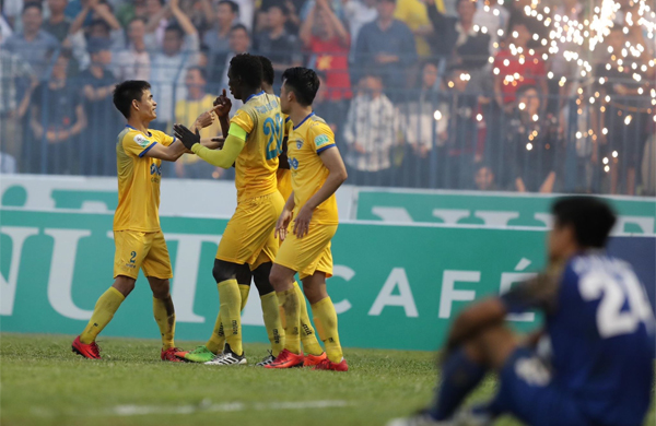 Tiến Dũng cứu thua phút chót, Thanh Hóa hạ SLNA