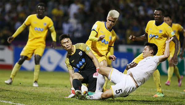 Tiến Dũng cứu thua phút chót, Thanh Hóa hạ SLNA