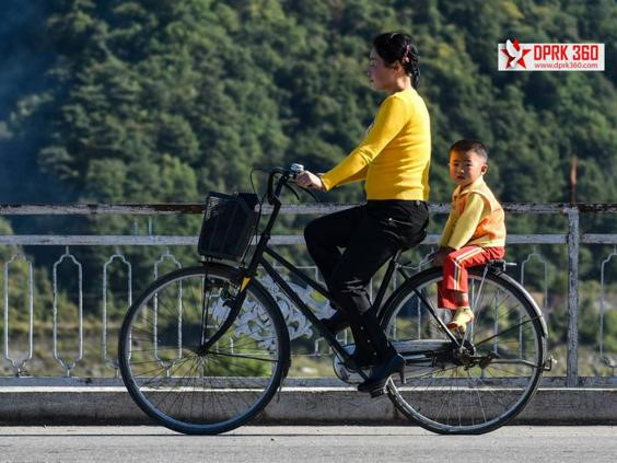 Thế giới thời trang bí ẩn tại Triều Tiên: Cấm mặc quần jeans xanh