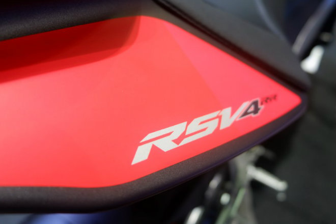 Mê mẩn Aprilia RSV4 giá gần tỷ đồng đẹp tuyệt vời Mê mẩn Aprilia RSV4 giá gần tỷ đồng đẹp tuyệt vời