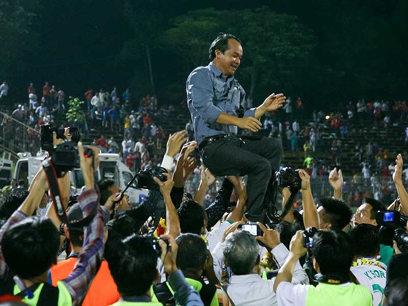 Chưa có bằng đại học, đưa bầu Đức vào làm gì?