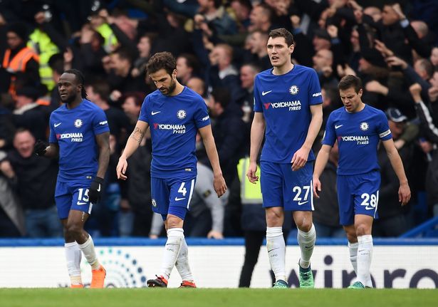 Conte đá tung chai nước: Cơn giận dữ lên đến đỉnh điểm