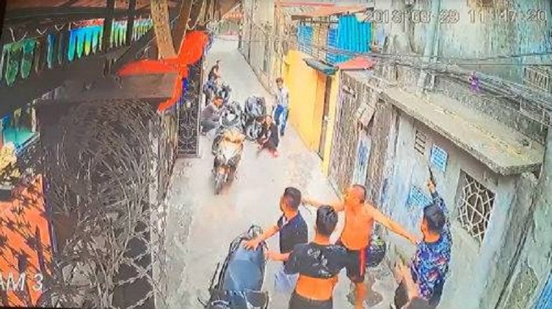 Côn đồ đất Cảng vác súng xông vào ngõ bắn người phụ nữ