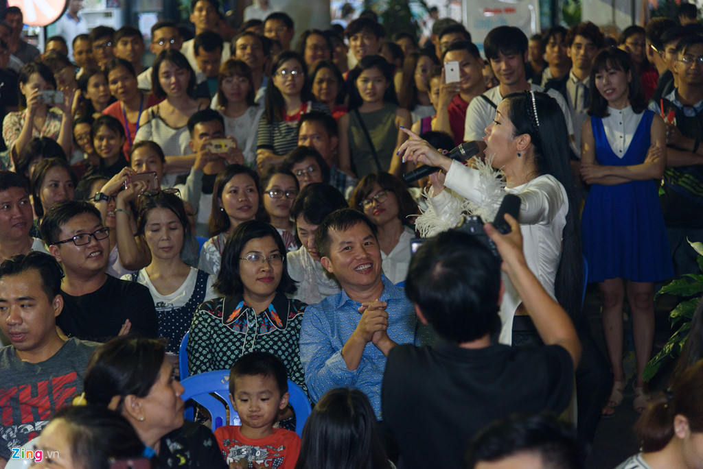 Khán giả ngồi tràn lòng đường sách nghe Hồng Nhung hát nhạc Trịnh