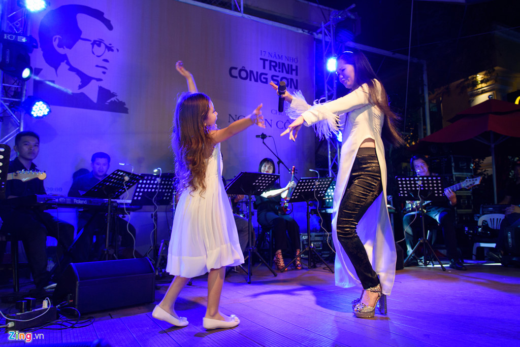 Khán giả ngồi tràn lòng đường sách nghe Hồng Nhung hát nhạc Trịnh