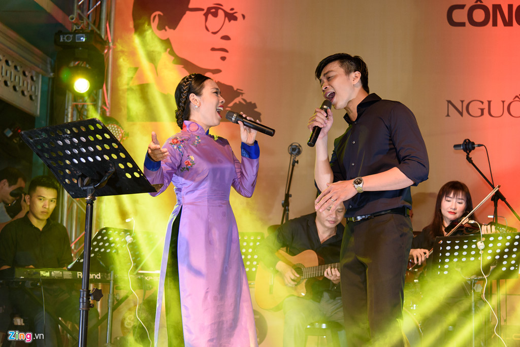 Khán giả ngồi tràn lòng đường sách nghe Hồng Nhung hát nhạc Trịnh