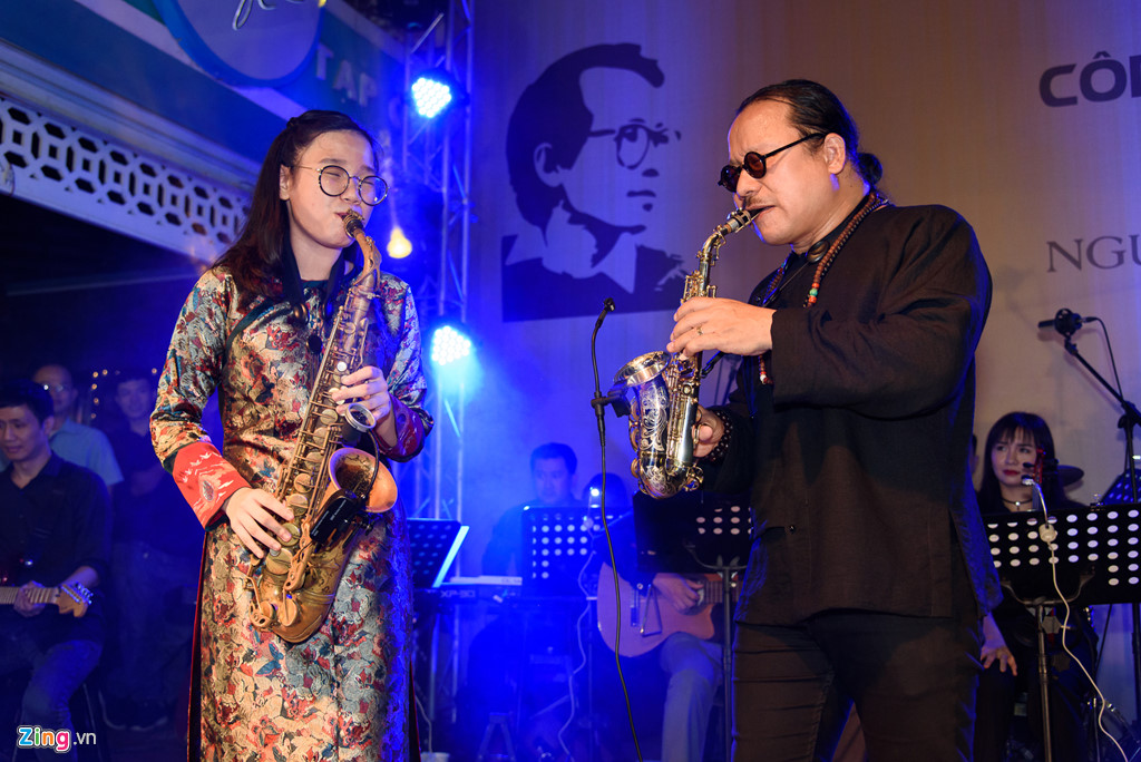 Khán giả ngồi tràn lòng đường sách nghe Hồng Nhung hát nhạc Trịnh