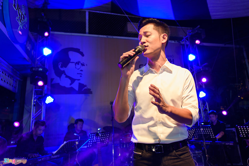 Khán giả ngồi tràn lòng đường sách nghe Hồng Nhung hát nhạc Trịnh