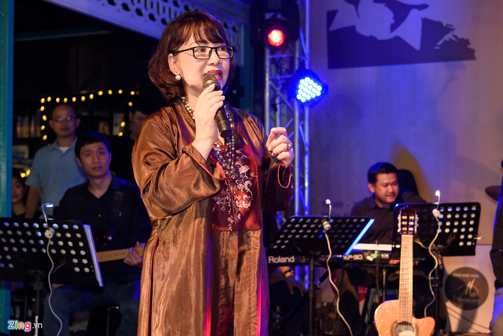 Khán giả ngồi tràn lòng đường sách nghe Hồng Nhung hát nhạc Trịnh