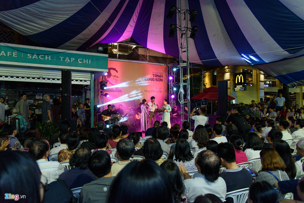 Khán giả ngồi tràn lòng đường sách nghe Hồng Nhung hát nhạc Trịnh