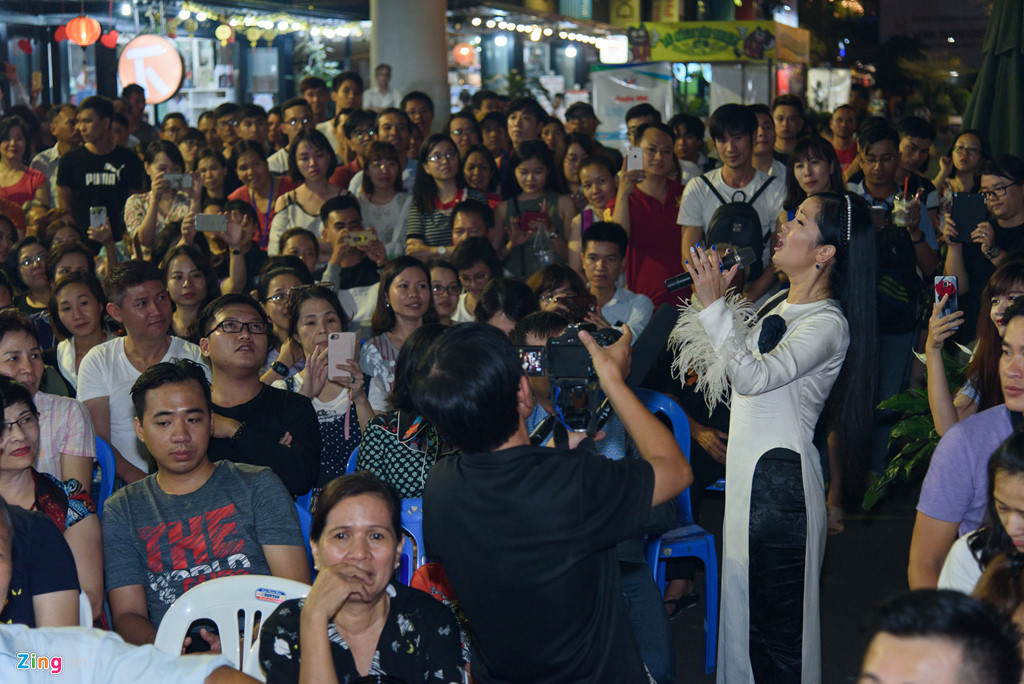 Khán giả ngồi tràn lòng đường sách nghe Hồng Nhung hát nhạc Trịnh