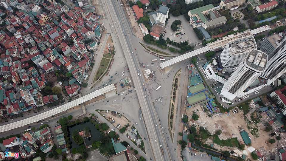 Cảnh quan mới lạ hai bên tuyến metro đầu tiên của Hà Nội