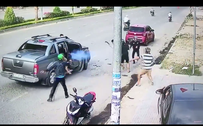 Hai băng giang hồ đi ô tô dùng súng bắn nhau kinh hoàng trên phố Hai băng giang hồ đi ô tô dùng súng bắn nhau kinh hoàng trên phố