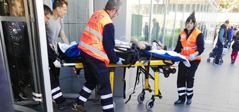 Kỳ lạ vụ tiền vệ người Tây Ban Nha rơi từ tầng 3 khách sạn xuống đất