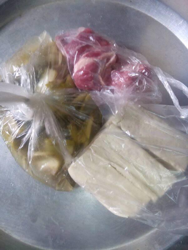 Chị chồng đi chợ hết 30 nghìn thức ăn, yêu cầu nấu cơm tươm tất cho 8 người, em dâu lên mạng nhờ mách nước