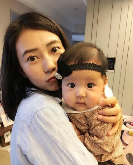 Chồng quen thói hái hoa bắt bướm, vợ bế con về nhà ngoại rồi diễn kịch nhẹ nhàng khiến chồng sợ xanh mắt