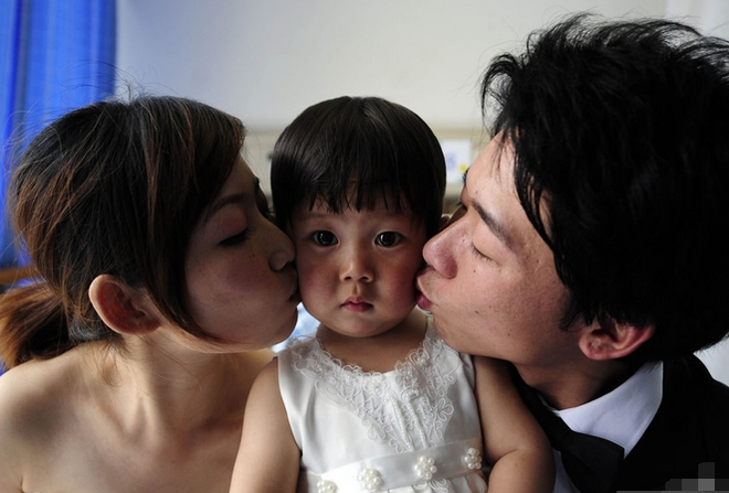 Chồng quen thói hái hoa bắt bướm, vợ bế con về nhà ngoại rồi diễn kịch nhẹ nhàng khiến chồng sợ xanh mắt