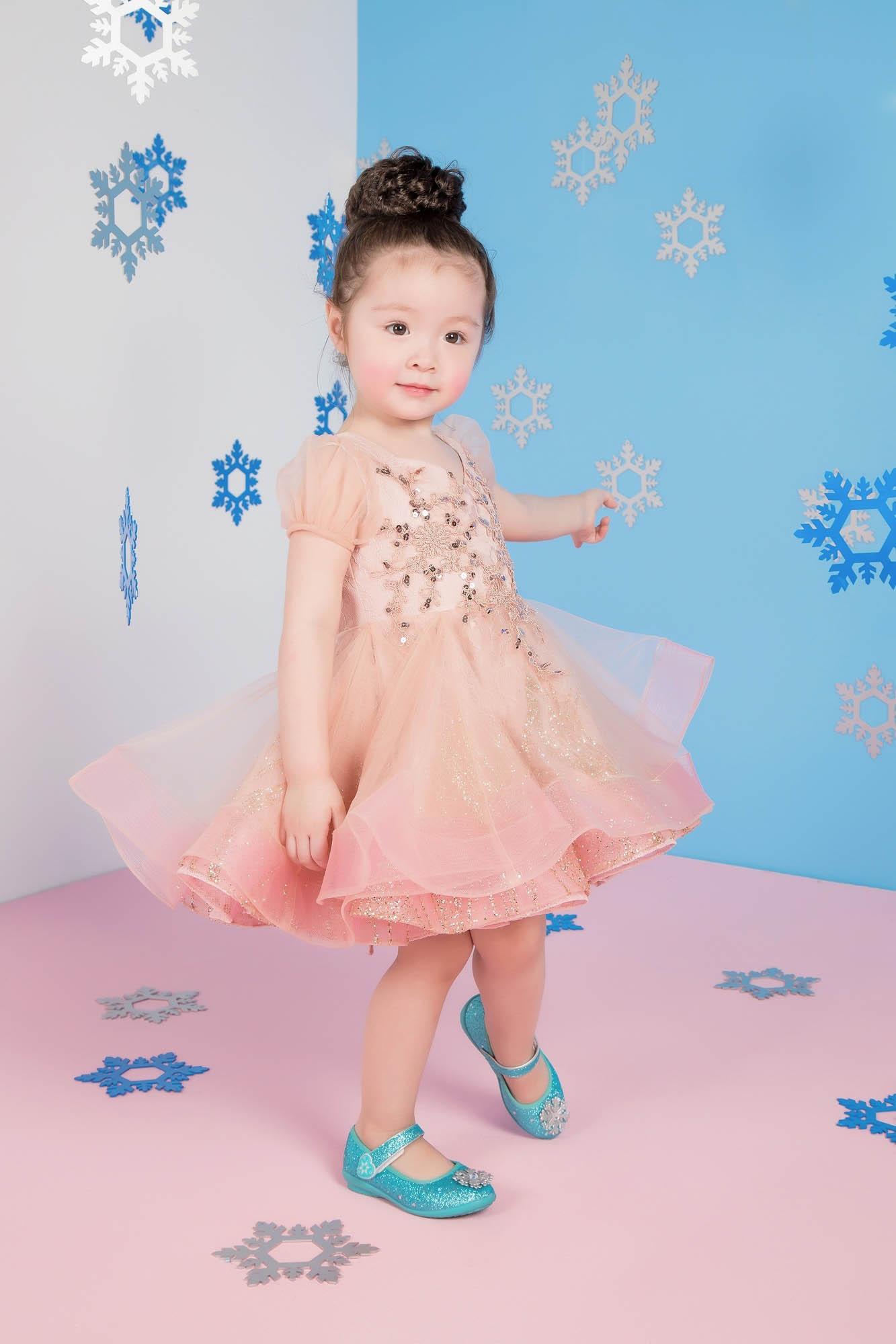 Elly Trần: Khi sinh Cadie, con khóc thôi cũng khiến tôi điên loạn, không thể đối phó được Elly Trần: Khi sinh Cadie, con khóc thôi cũng khiến tôi điên loạn, không thể đối phó được
