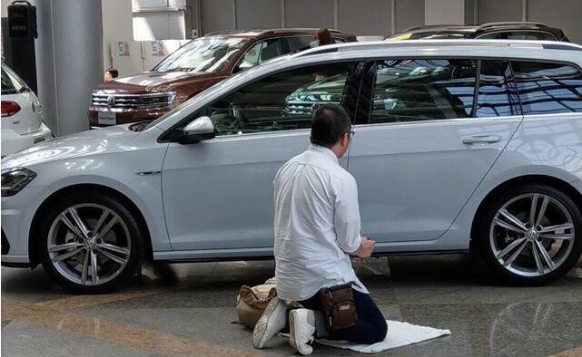 Fan hâm mộ tự rạch bụng vì hâm mộ điên cuồng nữ người mẫu nóng bỏng