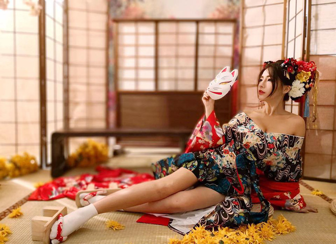 Fan hâm mộ tự rạch bụng vì hâm mộ điên cuồng nữ người mẫu nóng bỏng