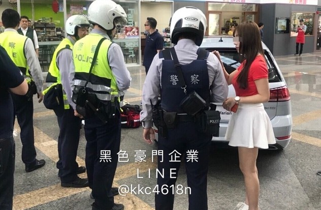 Fan hâm mộ tự rạch bụng vì hâm mộ điên cuồng nữ người mẫu nóng bỏng