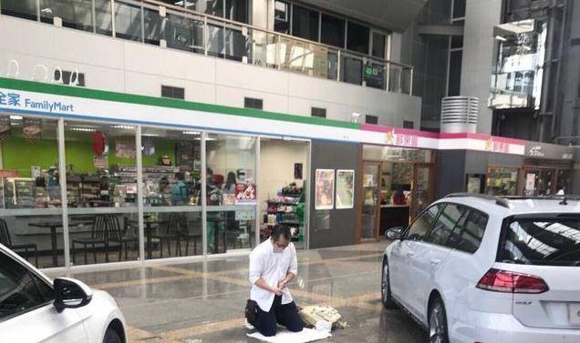 Fan hâm mộ tự rạch bụng vì hâm mộ điên cuồng nữ người mẫu nóng bỏng Fan hâm mộ tự rạch bụng vì hâm mộ điên cuồng nữ người mẫu nóng bỏng