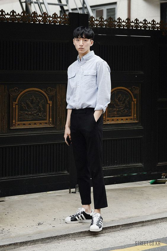 Với giày sneakers, nam giới có thể phối đồ như thế nào?