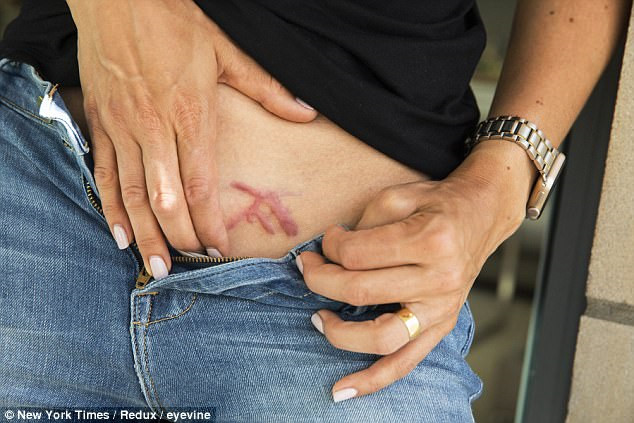 Bước đường sao nữ Smallville thành phó tướng tà giáo tình dục