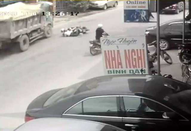 Vụ tài xế đánh lái cứu người: Hai cô gái có thể bị xử lý thế nào?