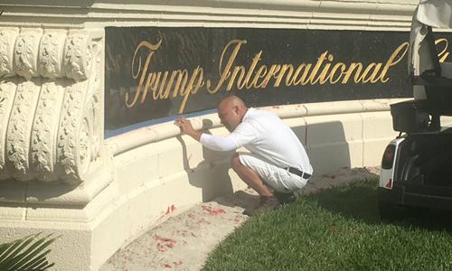 Mật vụ Mỹ tìm kẻ vấy mực đỏ lên biển hiệu mang tên Trump