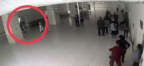 Đưa vợ đi cấp cứu, người đàn ông hung hăng lăng mạ, đánh bác sĩ và điều dưỡng