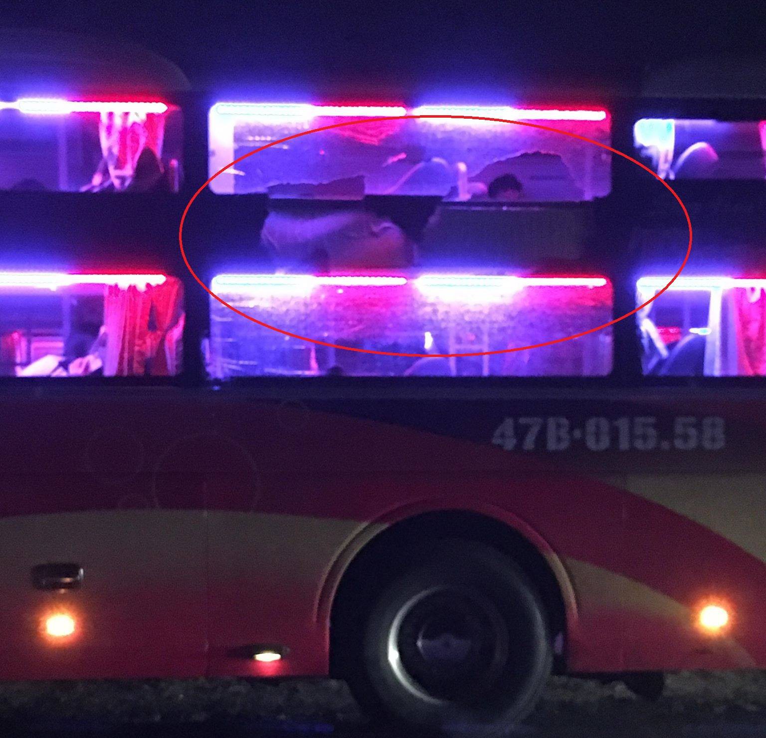 Xe khách Thanh Nhàn bị nhóm 6 thanh niên ném đá làm bể kính, nhiều hành khách hoảng loạn