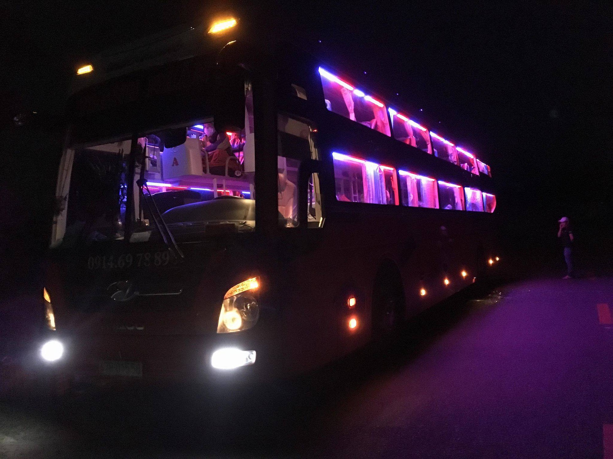 Xe khách Thanh Nhàn bị nhóm 6 thanh niên ném đá làm bể kính, nhiều hành khách hoảng loạn